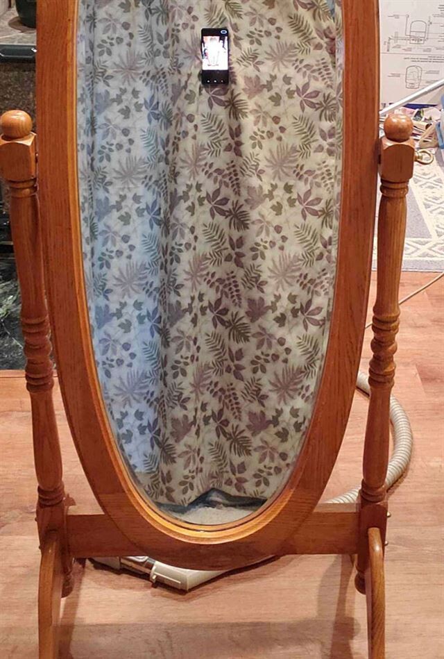 They Are Trying To Sell A Mirror (23 pics)