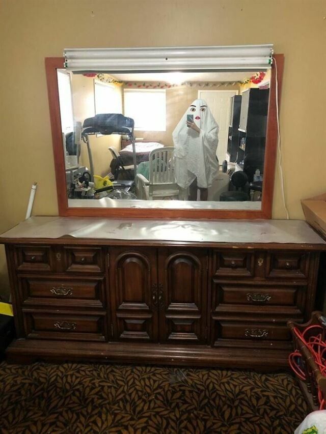 They Are Trying To Sell A Mirror (23 pics)