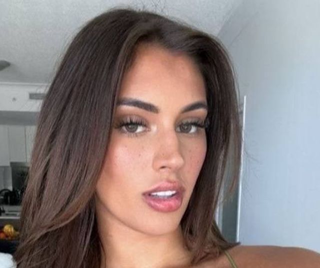 Busty Girls (49 pics)
