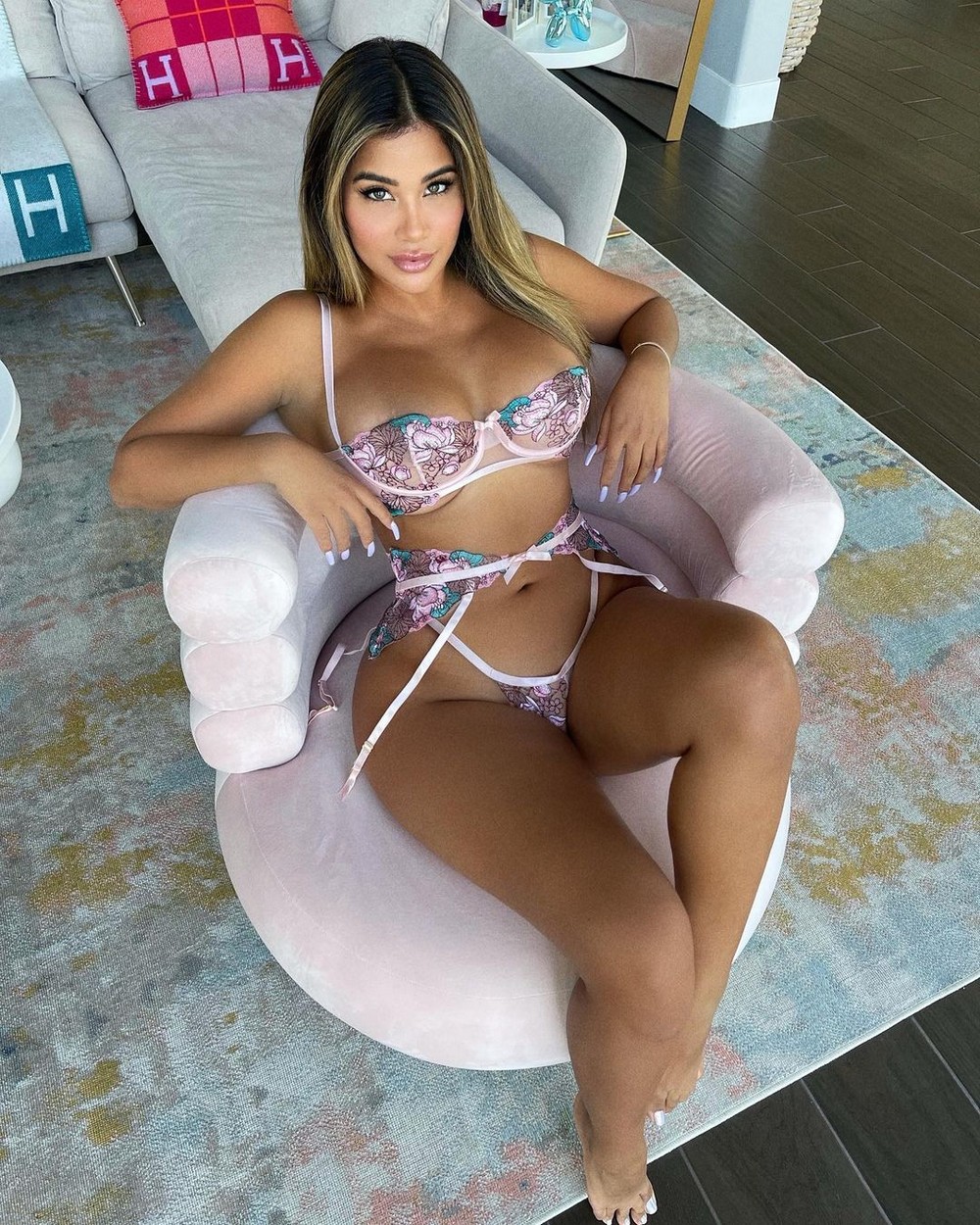 Girls In Lingerie (25 pics)