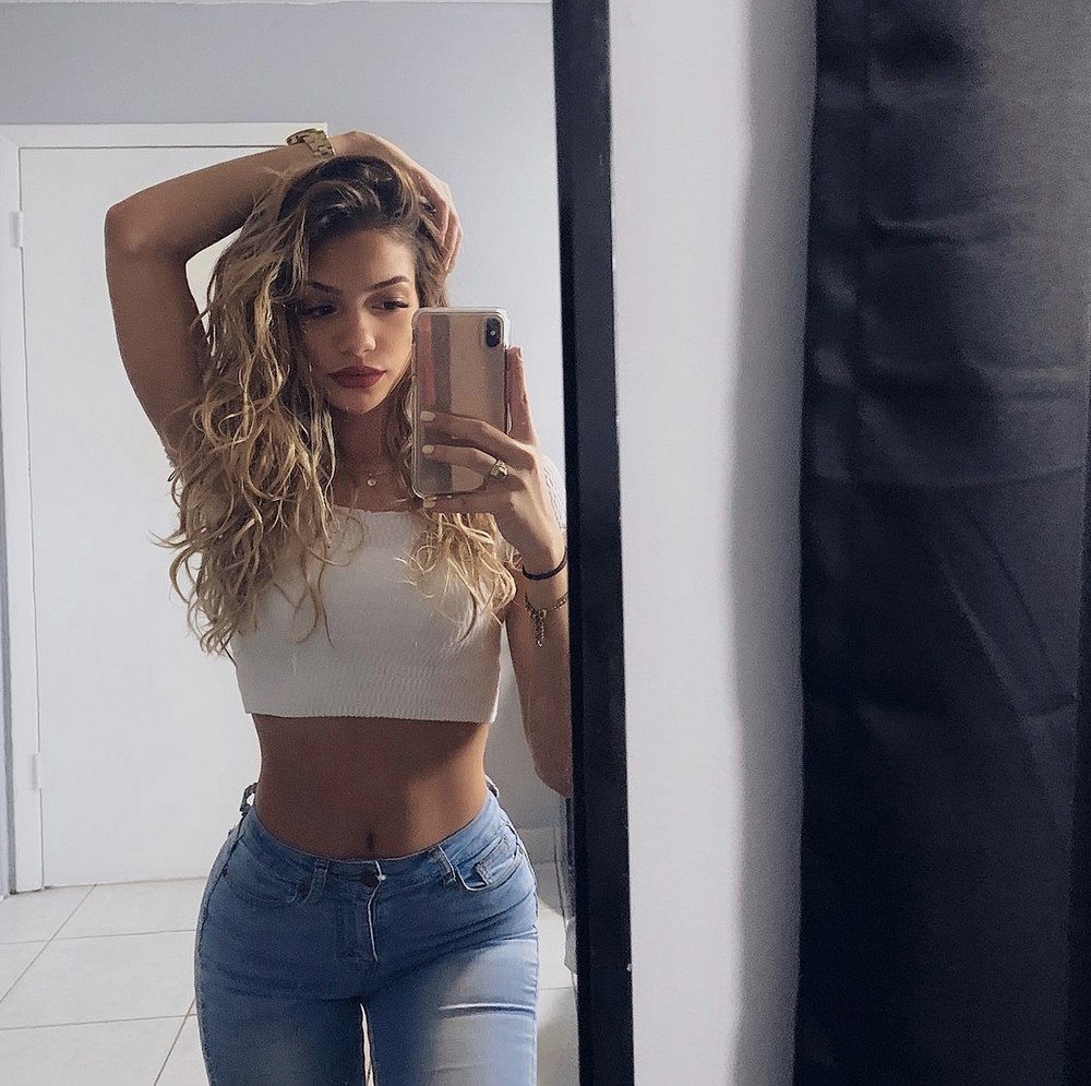 Girls In White Shirts (23 pics)