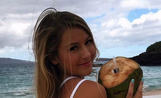 Bikini Girls (25 pics)