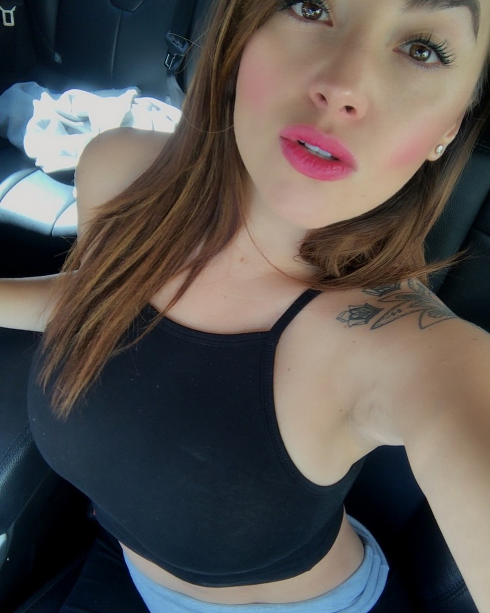 Girls In Cars (23 pics)