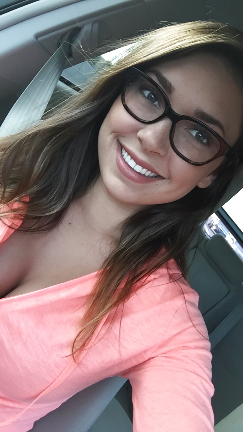 Girls In Cars (23 pics)