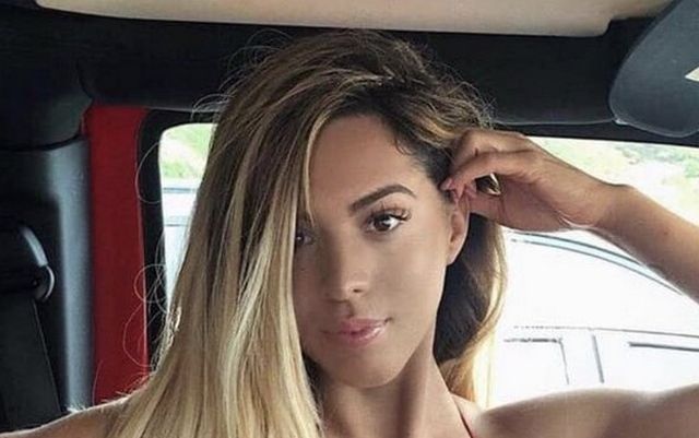 Girls In Cars (23 pics)