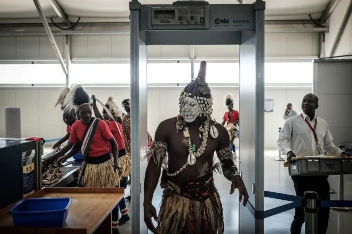 Strange Situations At Airports (13 pics)