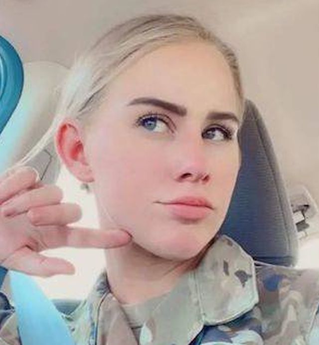 Military Girls (18 pics)