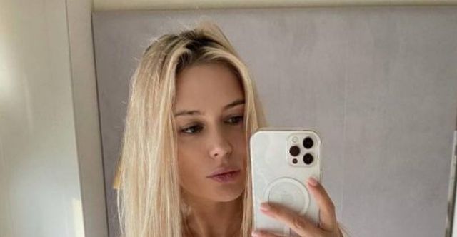 Girls In Shorts (54 pics)