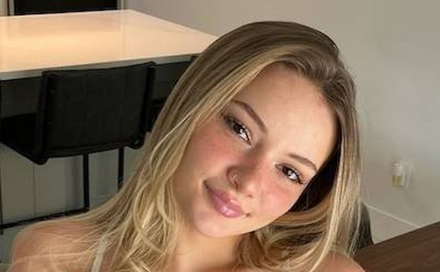 Busty Girls (51 pics)
