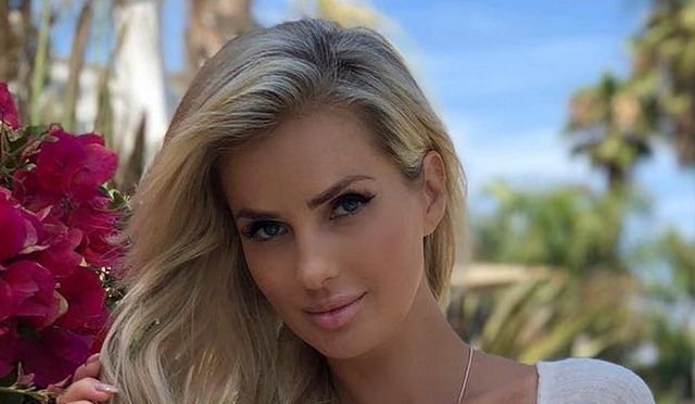 Girls In Shorts (23 pics)