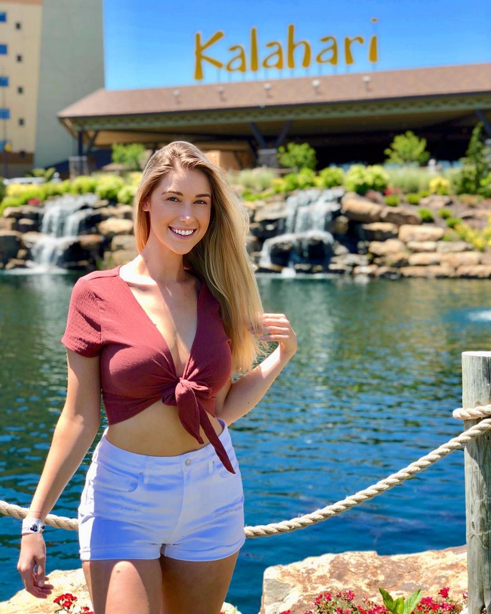 Girls In Shorts (23 pics)