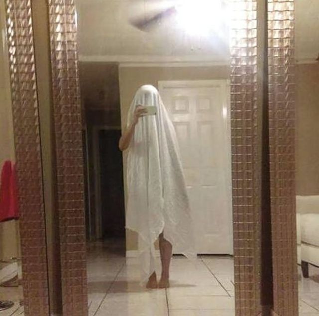 They Are Trying To Sell A Mirror (25 pics)