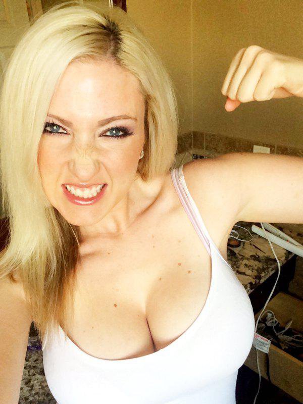 Busty Girls (23 pics)