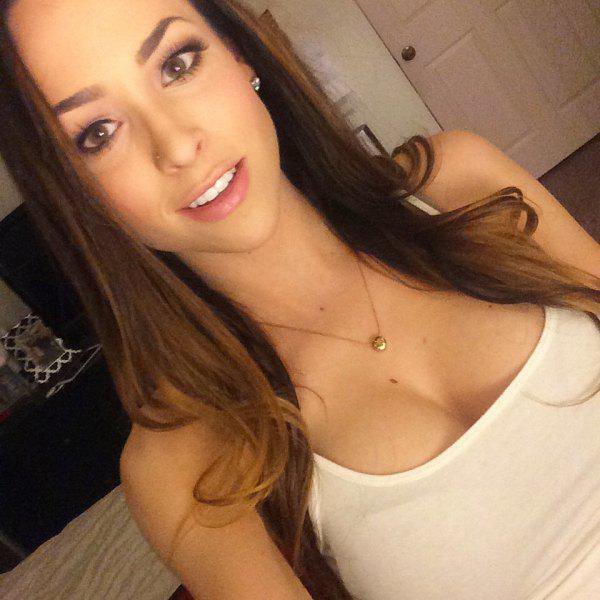 Busty Girls (23 pics)