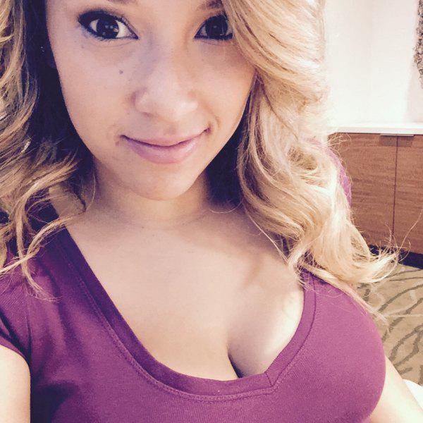 Busty Girls (23 pics)