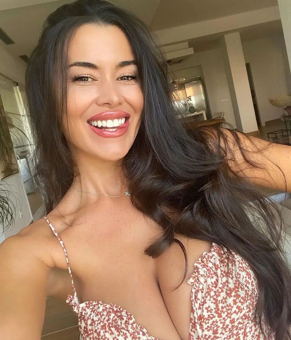 Busty Girls (25 pics)