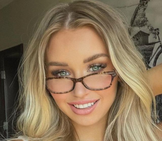 Busty Girls (25 pics)