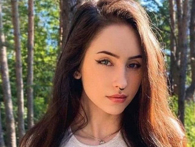 Braless Girls (23 pics)