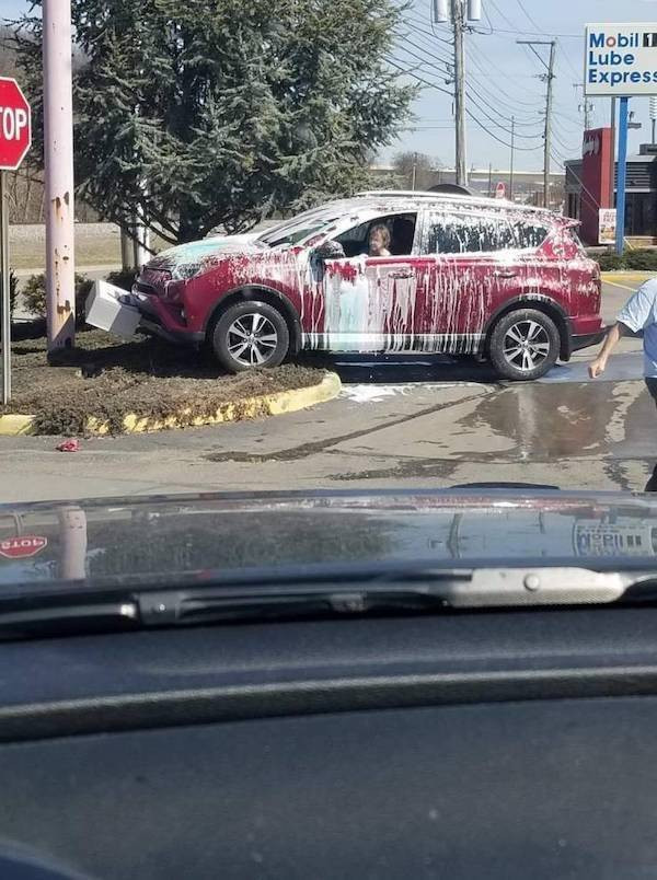 Weird Car Crashes (22 pics)