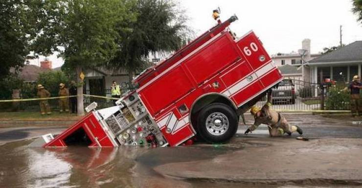 Weird Car Crashes (22 pics)