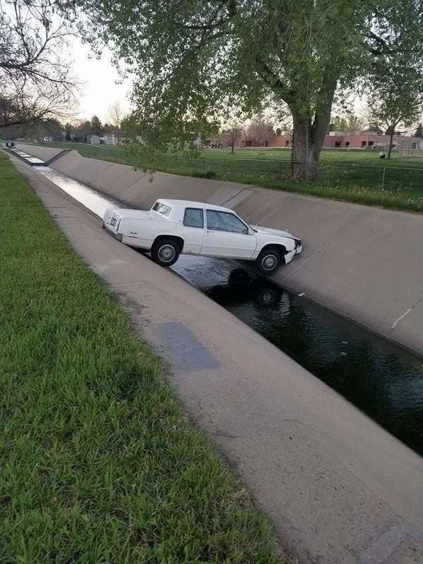 Weird Car Crashes (22 pics)