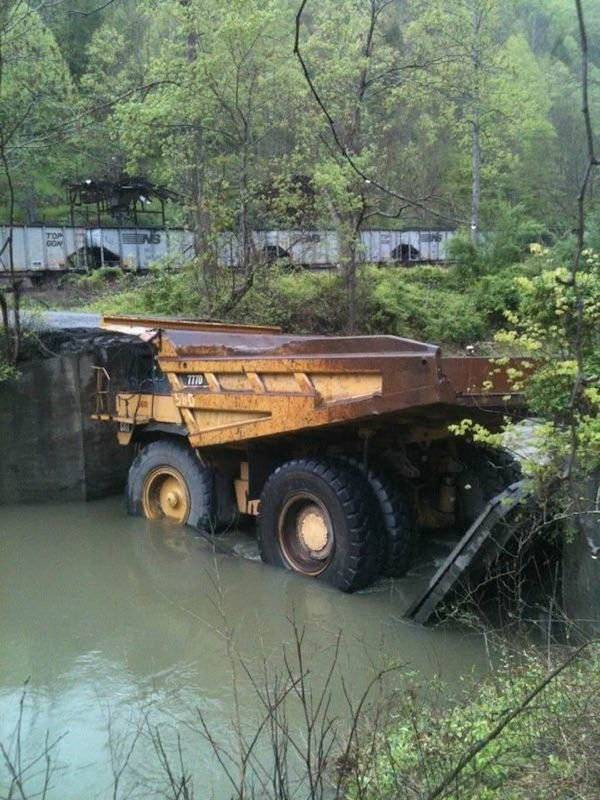 Weird Car Crashes (22 pics)