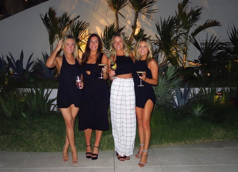 Girls In Dresses (27 pics)