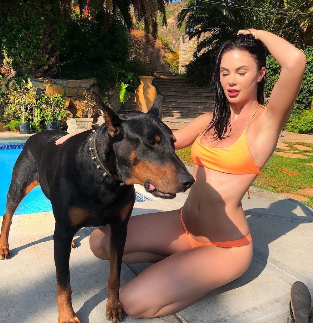 Girls With Dogs (25 pics)