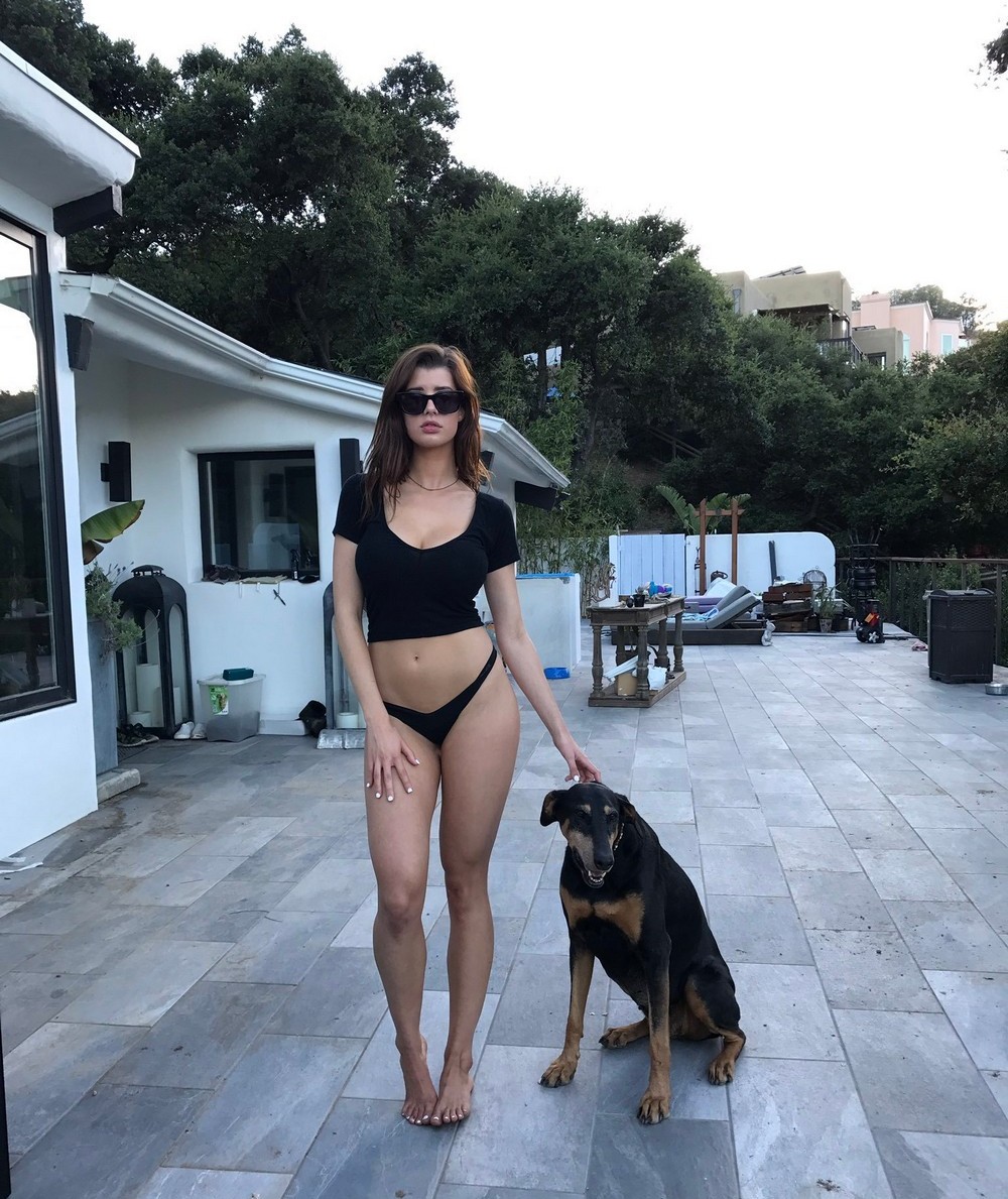 Girls With Dogs (25 pics)