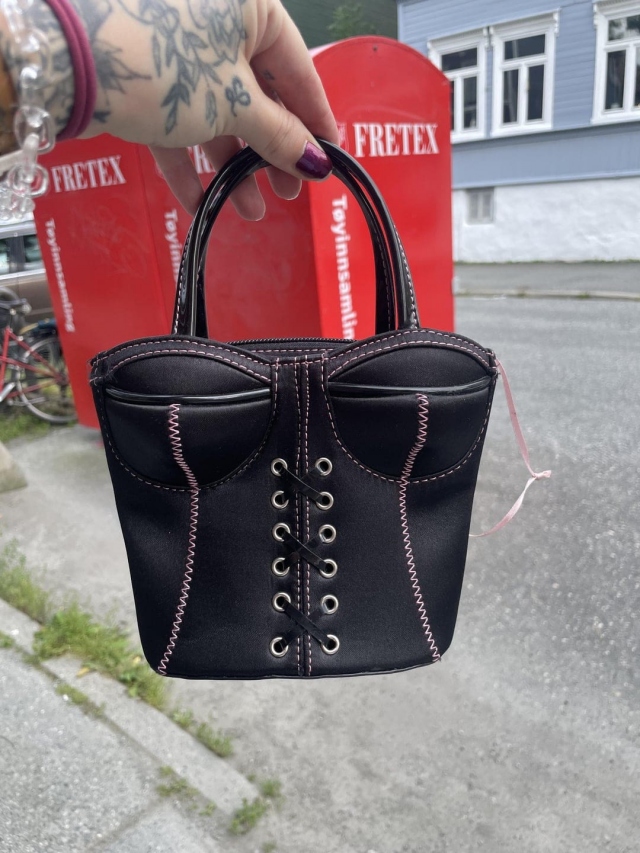 Unusual Finds In Thrift Shops (15 pics)