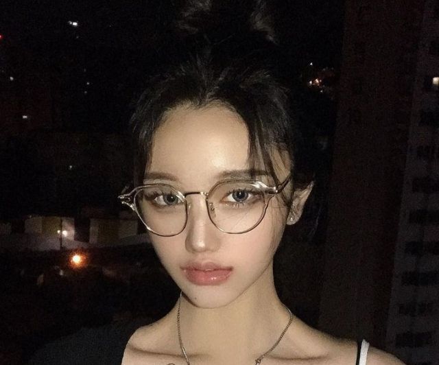 Girls In Glasses (23 pics)