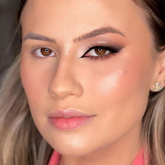 Girls With And Without Makeup (17 pics)