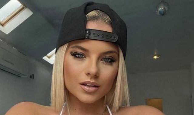 Busty Girls (47 pics)
