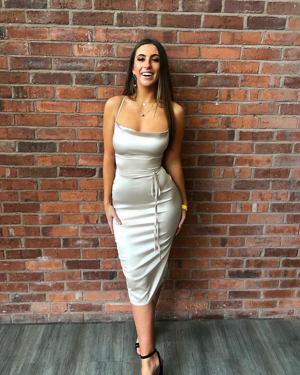 Girls In Dresses (23 pics)
