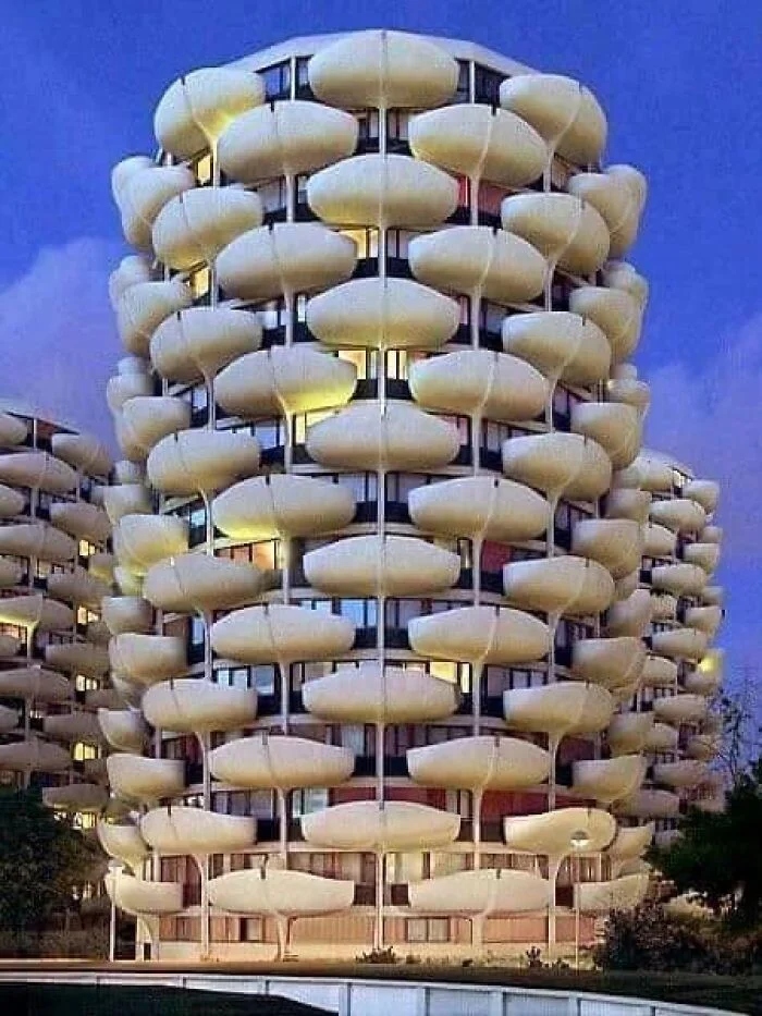 Strange Buildings (24 pics)