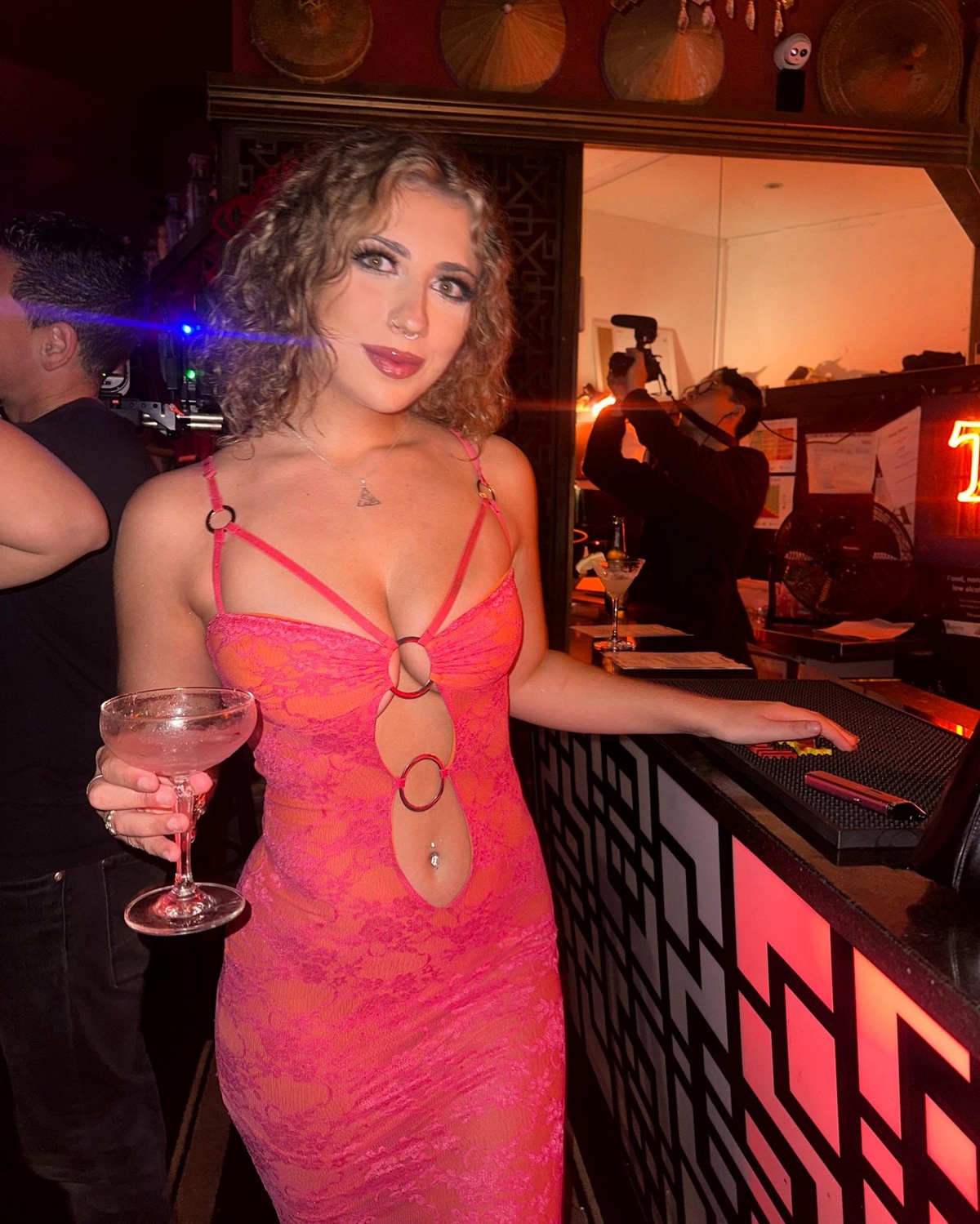 Girls In Dresses (23 pics)