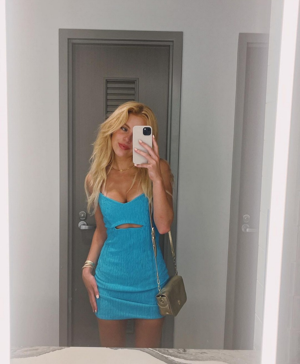 Girls In Dresses (23 pics)