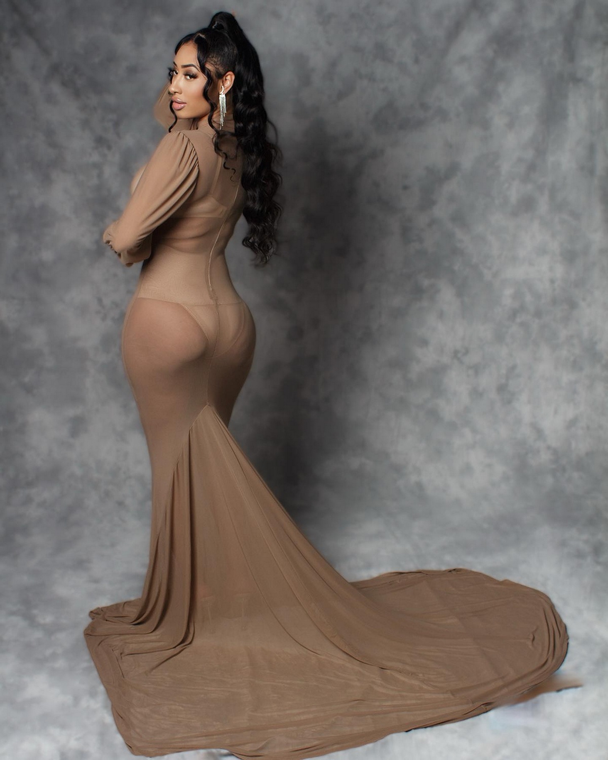 Girls In Dresses (23 pics)