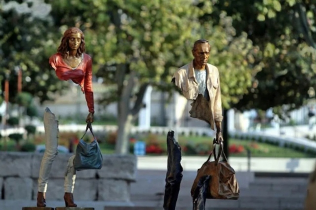 Strange Statues (15 pics)