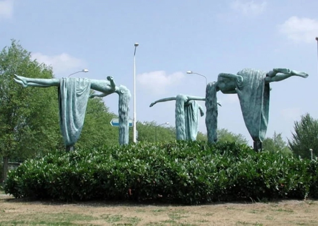 Strange Statues (15 pics)