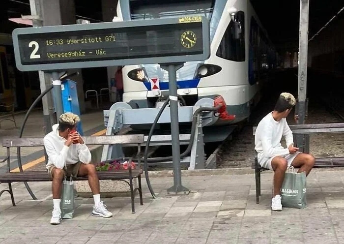 They Met Their Doubles (25 pics) They Met Their Doubles (25 pics)