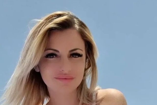 Girls With And Without Uniform (25 pics)