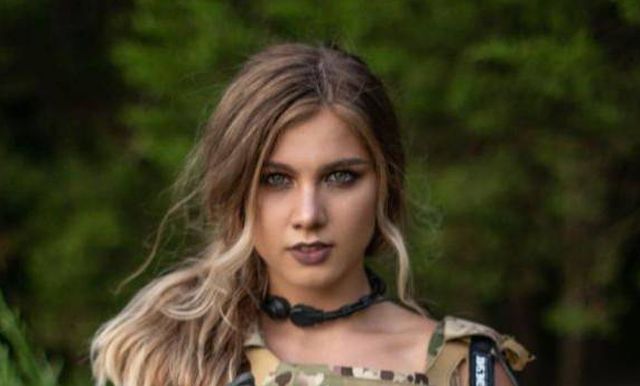 Girls With Guns (25 pics)