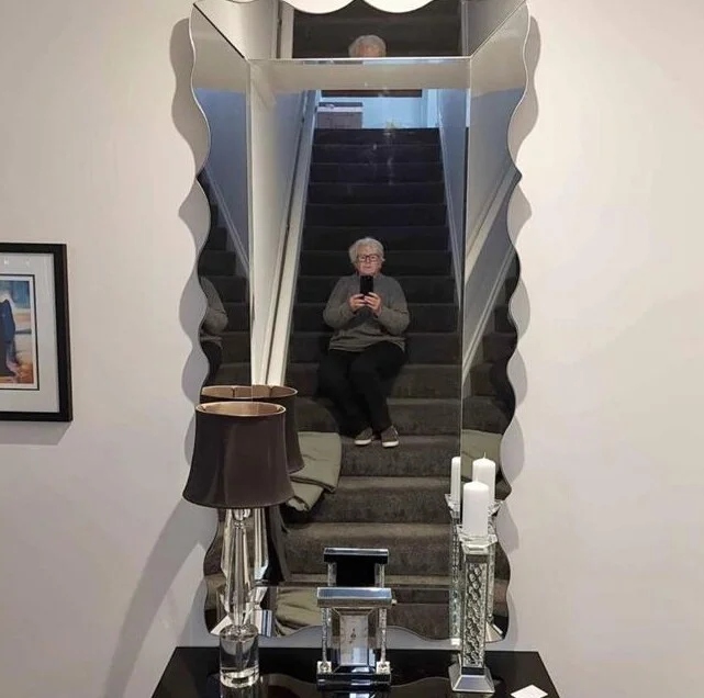 They Are Trying To Sell A Mirror (21 pics)