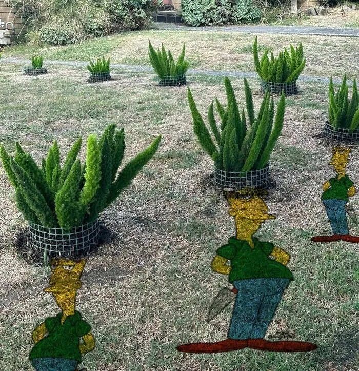 Strange Finds In The Gardens (25 pics)