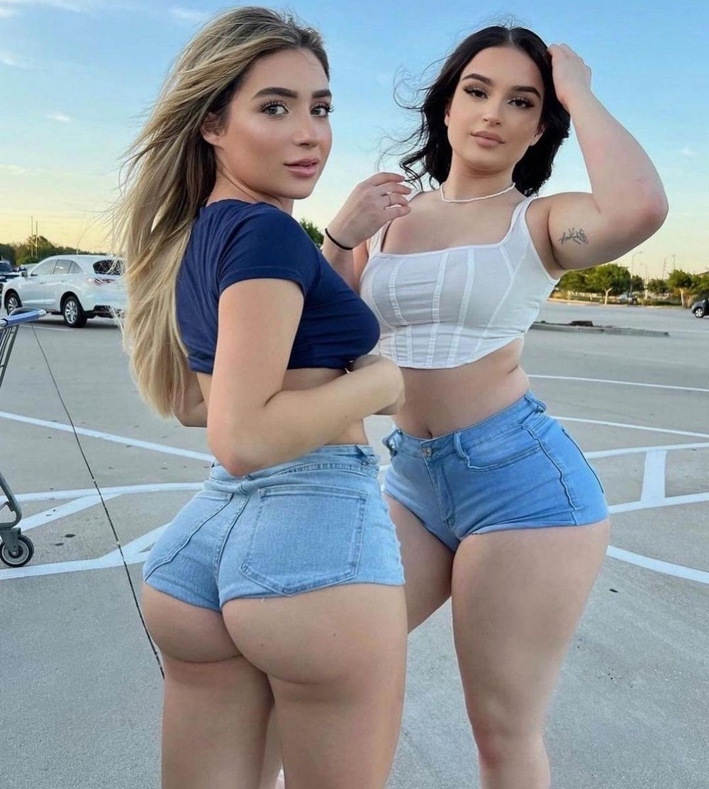 Girls In Jeans (23 pics)