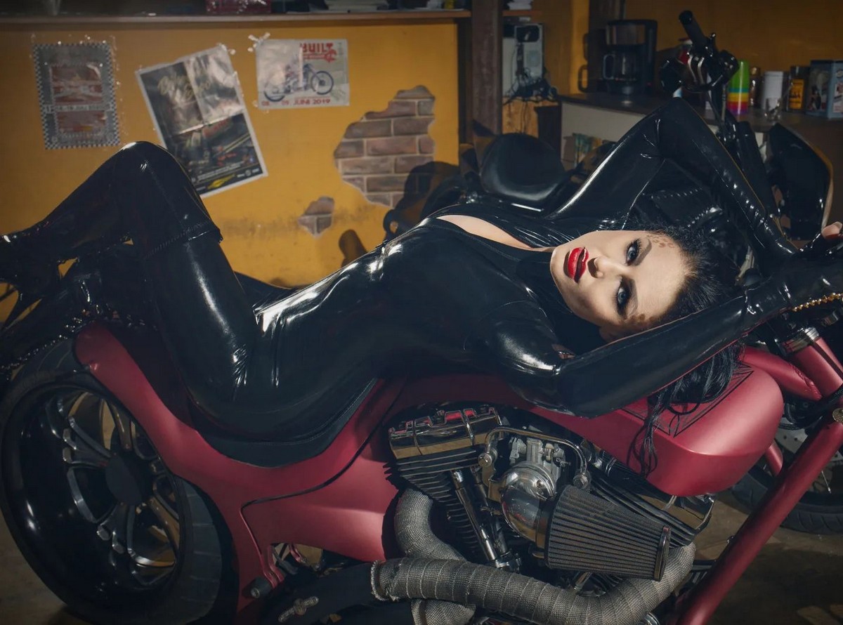 Girls In Latex And Leather (23 pics)