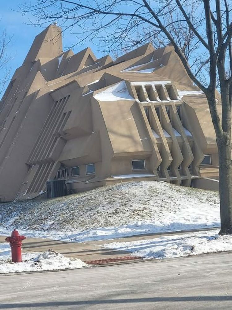 Odd Buildings (18 pics)