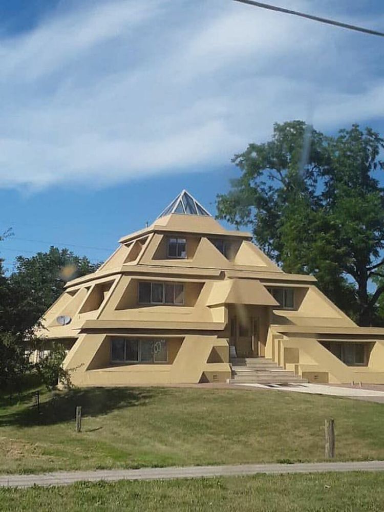 Odd Buildings (18 pics)