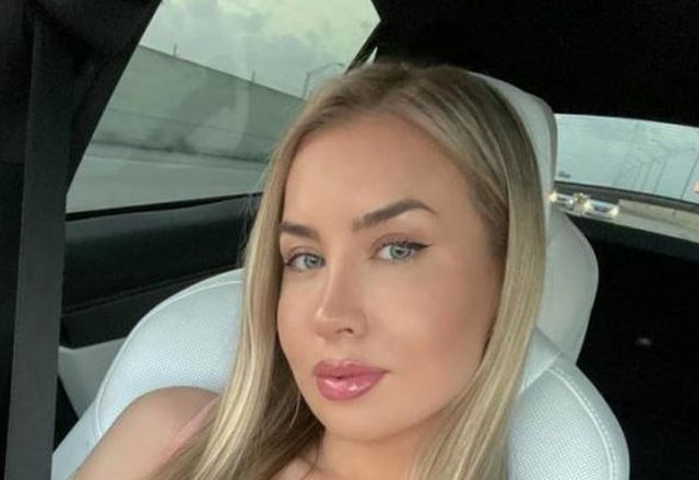 Busty Girls (42 pics)